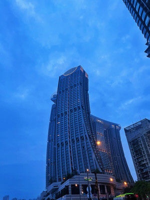 總要去趟重慶吧 吹吹嘉陵江的晚風 走走南濱路 去趟長江國際 感受山城的夏天